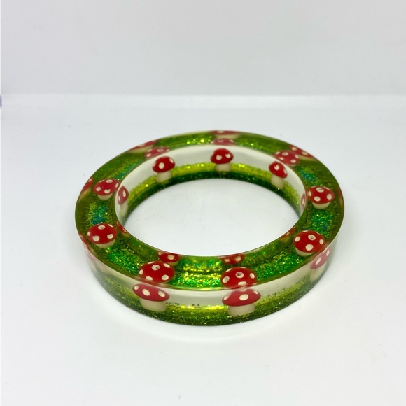 Vintage Red and White Toadstool Mushrooms Lucite Bangle Bracelet Green Sparkles - Picture 4 of 9